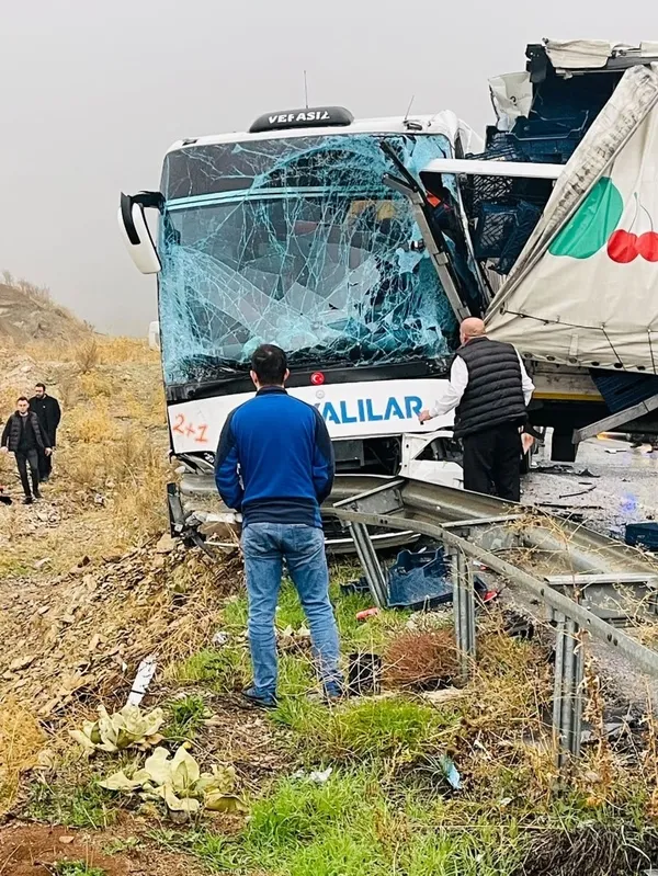 antalyada-otobus-tira-arkadan-carpti-cok-sayida-yarali-var-1670770246763.jpg Antalya'da otobüs TIR'a arkadan çarptı | Çok sayıda yaralı var - 1