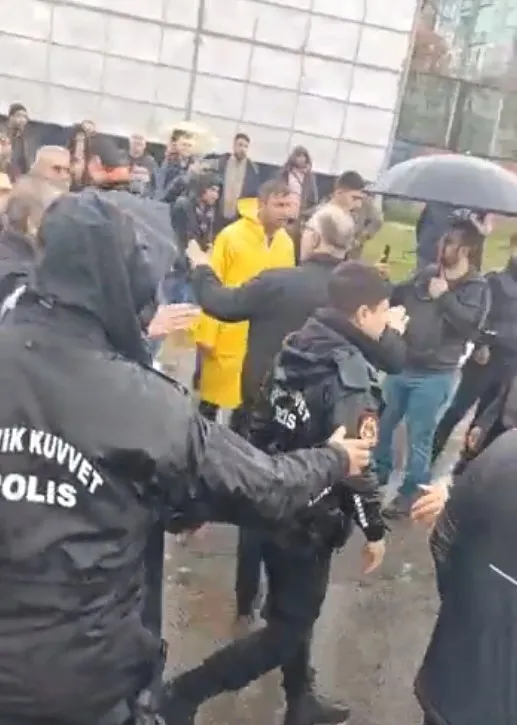 chpden-felaket-bolgesinde-ucuz-provokasyon-vatandaslar-ak-partili-baskani-protesto-etti-yalani-1678914243616.jpg CHP'den felaket bölgesinde ucuz provokasyon: 'Vatandaşlar AK Partili Başkan'ı protesto etti' yalanı - 2