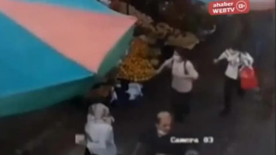 İzmir depreminde korkunç görüntü! Pazardaki MOBESE kameralarına böyle yansıdı