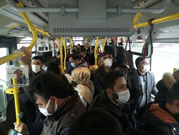 istanbulda-metrobuslerde-adim-atacak-yer-kalmadi-iste-vatandaslarin-eve-donus-cilesi-1615906200470.jpg İstanbul'da metrobüslerde adım atacak yer kalmadı! İşte vatandaşların eve dönüş çilesi... - 1