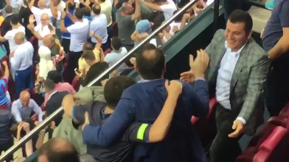 Trabzonspor-Sparta Prag maçında Bakan Berat Albayrak gol ardından büyük sevinç yaşadı | Video