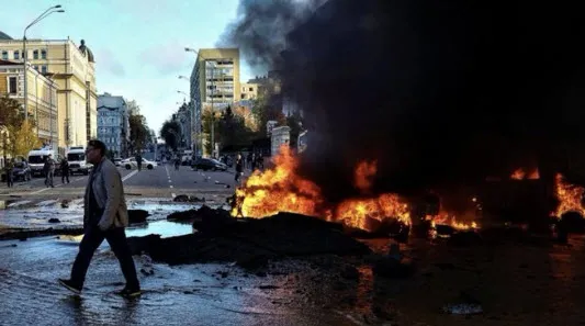 son-dakika-ukraynanin-baskenti-kievde-patlama-sesleri-bolgeden-dumanlar-yukseldi-1666078430361.jpg Son dakika: Ukrayna'nın başkenti Kiev'de patlama sesleri! Bölgeden dumanlar yükseldi - 5