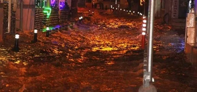 Sağanak yağış sonrası Bodrum’da caddeler sokaklar göle döndü