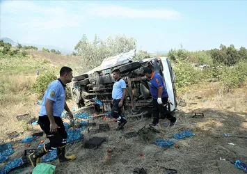 Mersin'de feci kaza: 2 ölü, 13 yaralı