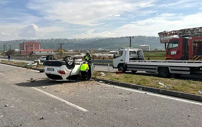vanda-feci-kaza-otomobil-refujdeki-aydinlatma-diregine-carpti-5-yarali-1713645491093.jpeg Van'da feci kaza! Otomobil refüjdeki aydınlatma direğine çarptı: Çok sayıda yaralı var - 1