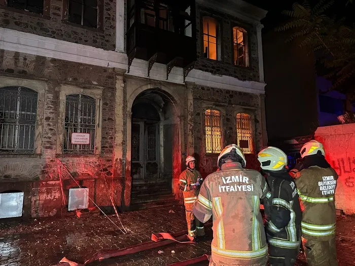 izmirde-alev-alev-yanan-tarihi-bina-kule-dondu-1715117508153.jpg İzmir'de alev alev yanan tarihi bina küle döndü - 2