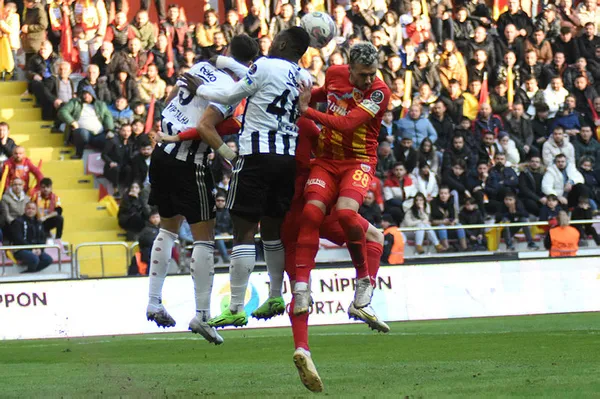 canli-kayserispor-besiktas-maci-canli-anlatim-izle-super-ligde-zorlu-karsilasma-1674398964241.jpg Beşiktaş Kayserispor’u 2 golle geçti - 1