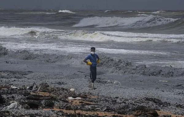 Dünya basını servis edilen bu fotoğrafları konuşuyor! Köylüler toplamak için sıraya girdi - 12