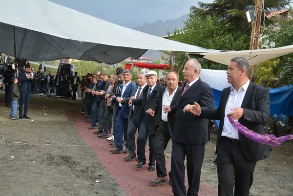 asiret-dugununde-izdiham-geline-35-kilo-altin-damada-4-milyon-tl-takildi-1665384117744.jpg Aşiret düğününde izdiham! Geline 3,5 kilo altın, damada 4 milyon TL takıldı - 7
