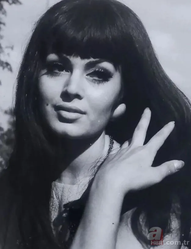 Türkan Şoray'ın güzeller güzeli kızına bakın! Yağmur Ünal'ın babası da oyuncuymuş! Meğer kendisi gibi... 5