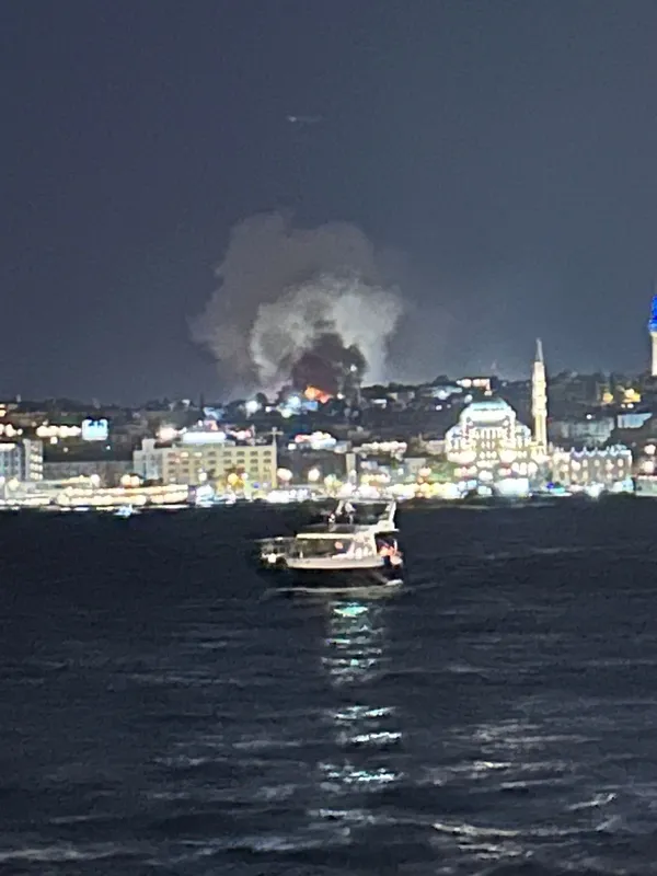 İstanbul'da Kapalıçarşı'nın çatı kısmında yangın - 1