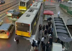 Üsküdar’da İETT otobüsünde motor arızası! Dumanlar yükseldi: Yolcular tahliye edildi