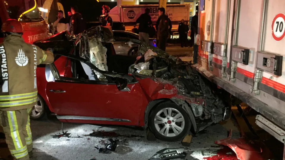 İstanbul'da feci kaza! Otomobil TIR'ın altına girdi