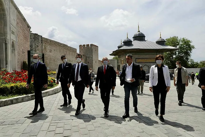 CHP’nin ’VIP su akıtma’ törenine sosyal medyadan tepki yağdı: İyice küçülüyorsunuz!