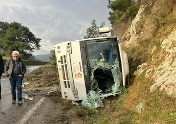 Tur minibüsü devrildi: 23 yaralı