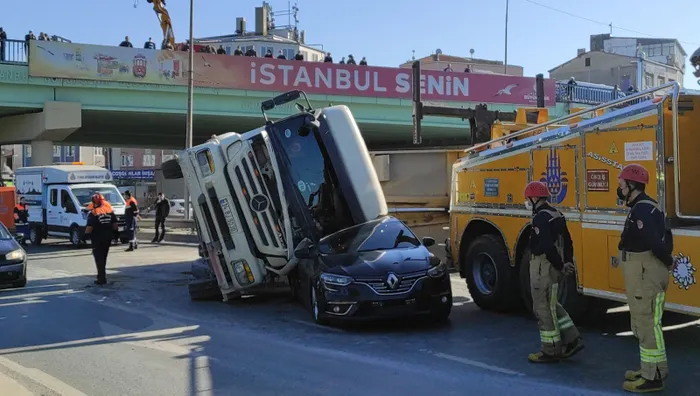 İstanbul'daki feci kazada mucize kurtuluş! Üzerine kamyon devrildi - 3
