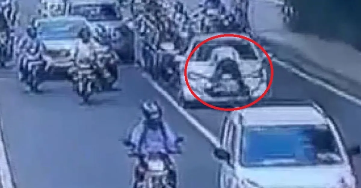Son dakika: Trafikte korku dolu anlar kamerada! Polisi metrelerce kaputta götürüp...