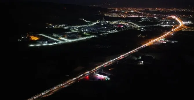 ara-tatil-donusu-trafik-kilit-43-silin-gecis-noktasinda-uzun-kuyruklar-olustu-1763318918506.jpg Fotoğraf-İHA