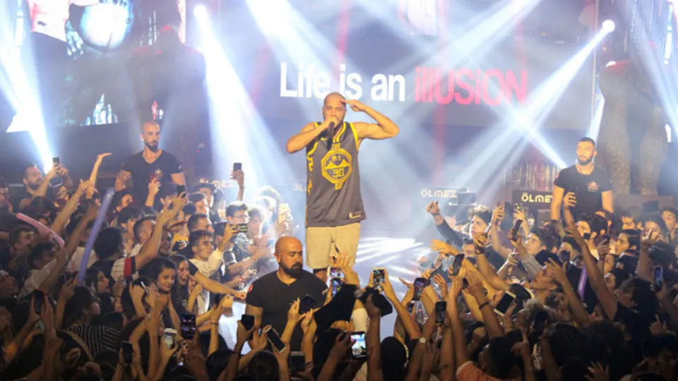 Rapçi Ben Fero’dan sahnede asker selamı