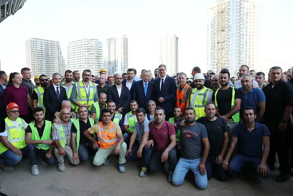 1662568389569.jpg Belgrad'daki işçilerden Başkan Erdoğan'a sevgi seli: Belgrad Kulesi'ndeki Türk vatandaşlarıyla bir araya geldi - 1