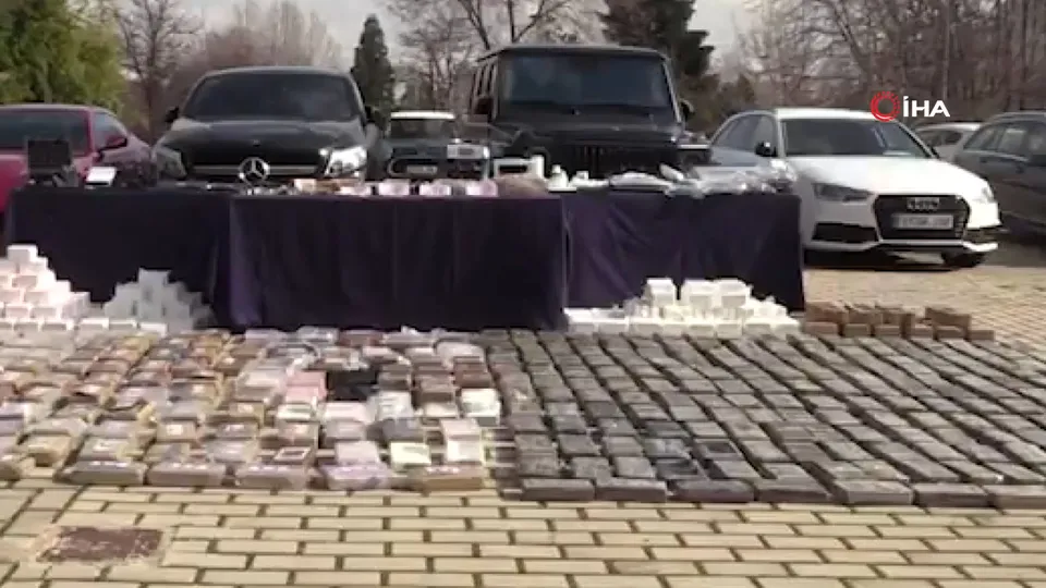 Son dakika: Uyuşturucu çetesine baskın! Lüks araçlar ele geçirildi