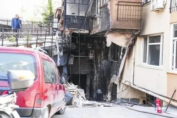 istanbulda-29-kisinin-can-verdigi-yanginin-cikis-ani-kamerada-iste-dakika-dakika-facianin-gelis-ani-1712160292392.jpeg İstanbul'da 29 kişinin can verdiği yangının çıkış anı kamerada! İşte dakika dakika facianın gelişi... - 2