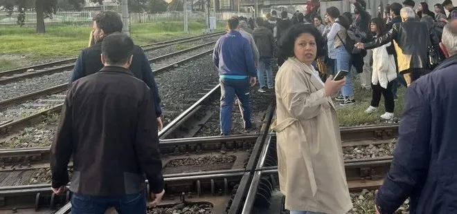 İzmir’de İZBAN kabusu! İZBAN’daki arıza vatandaşları çileden çıkardı: Yüzlerce yolcu raylarda yürüdü