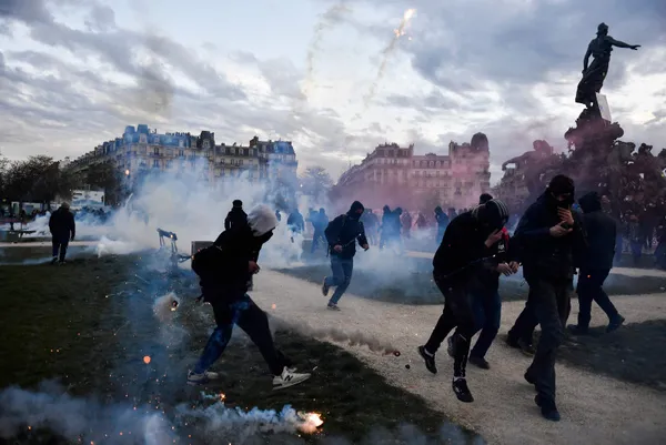 1680181180983.jpg Emeklilik reformu Fransa'yı savaş alanına çevirdi! Macron'a tepkiler sürüyor - 2