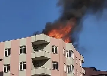 Pendik’te 4 katlı binanın çatısında korkutan yangın