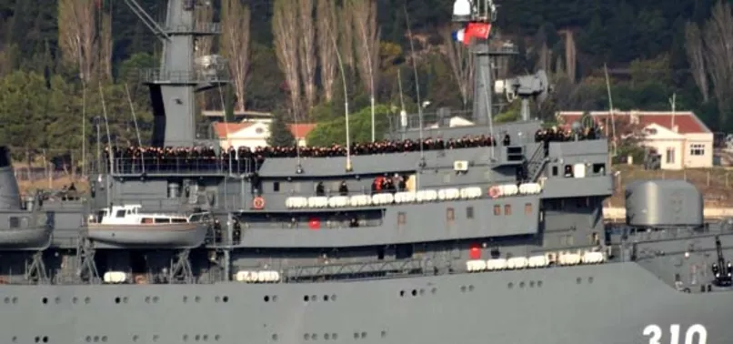 Rus savaş gemisi Boğaz'dan böyle geçti
