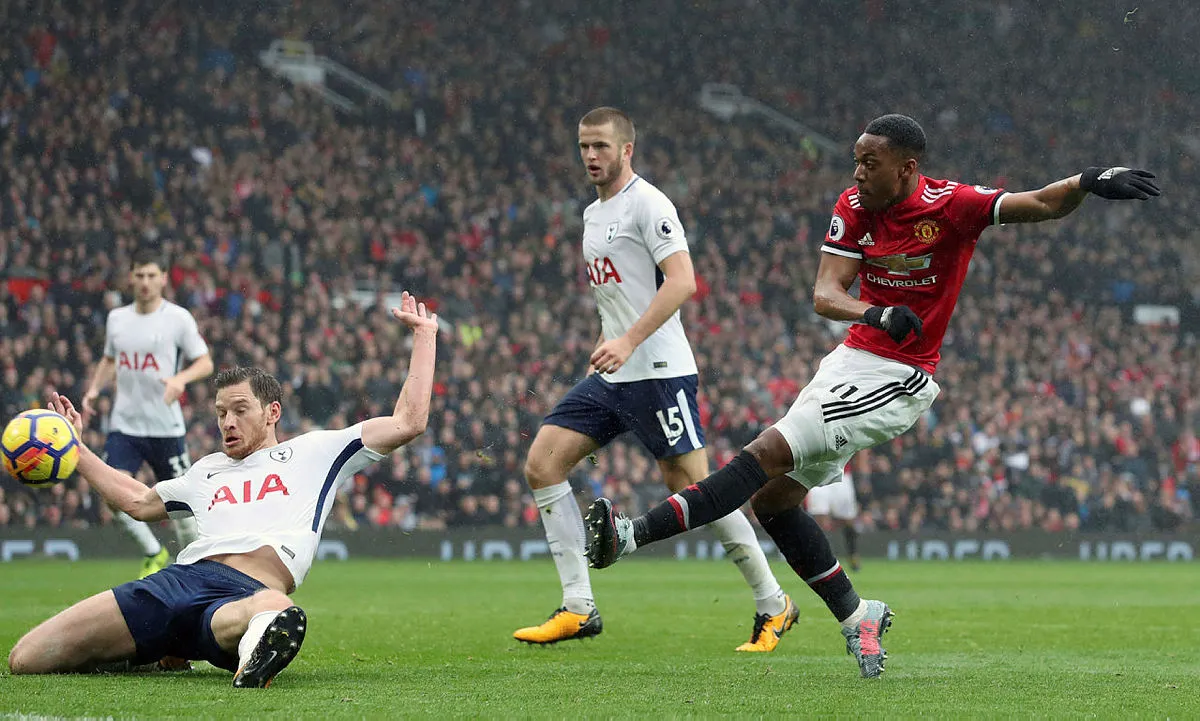 Manchester United'dan kritik galibiyet