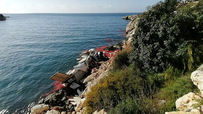 Mersin’de domates yüklü TIR denize uçtu - 1