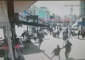İstanbul'un göbeğinde kapkaç: Çay bardağı fırlatıp çelme taktılar