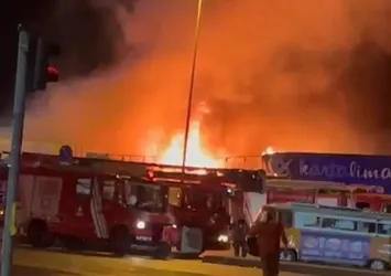 Kartal’da balıkçı barınağında başlayan yangın 4 restorana sıçradı!