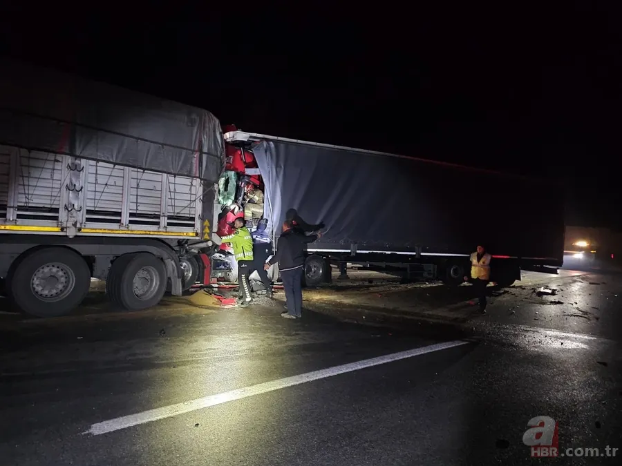 Bursa'da korkunç kaza: 2 TIR çarpıştı, 1 kişi öldü 3