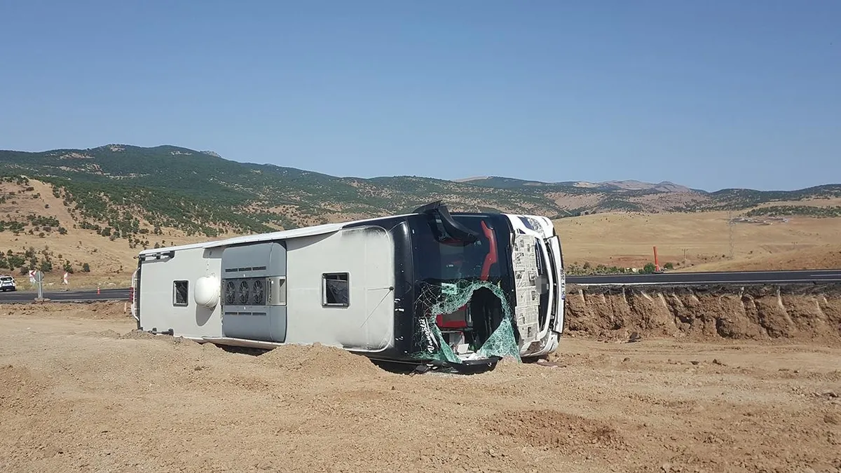 Bingöl'de yolcu otobüsü devrildi! Çok sayıda yaralı var