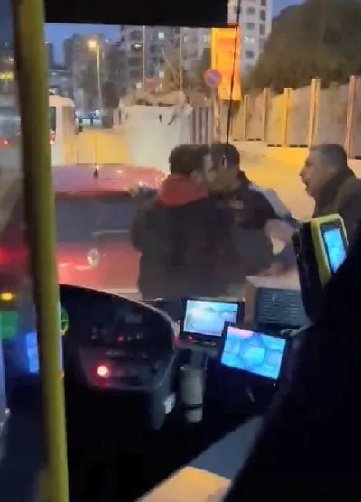 1675146373243.jpg İstanbul’da trafikte dehşet! İETT otobüsünü sıkıştırdı yolcuların üzerine sürdü - 3