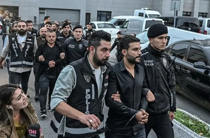 dilan-engin-polat-cifti-hakim-karsisinda-banu-parlakin-is-yeri-kursunlanmisti-aylik-gelirini-acikladi-1714037888986.jpeg Dilan-Engin Polat çifti Banu Parlak'la yüzleşti! Gözyaşlarına boğuldu! Mahkemede açıkladılar... - 4