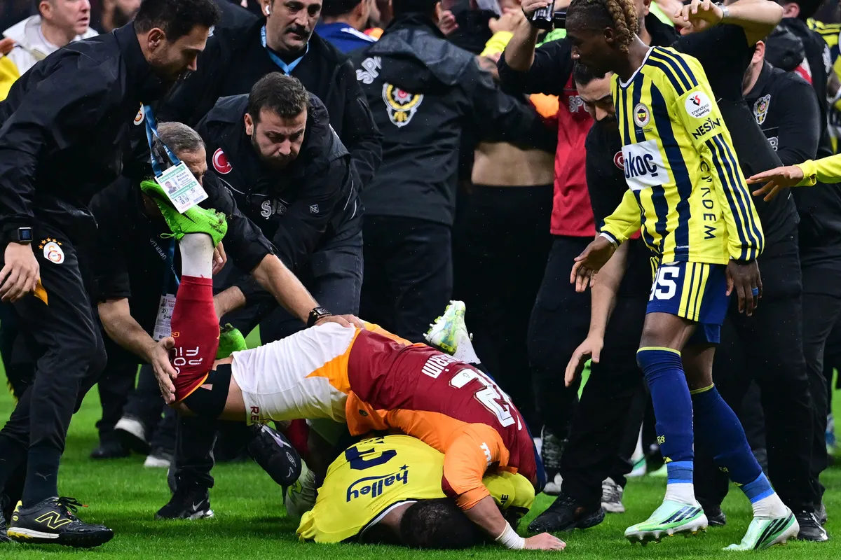 pfdkdan-abdulkerim-bardakci-ve-browna-men-karari-1793336724869.jpg Galatasaray-Fenerbahçe derbisinin PFDK kararları açıklandı: Abdülkerim Bardakcı ve Brown'a men cezası! - 3