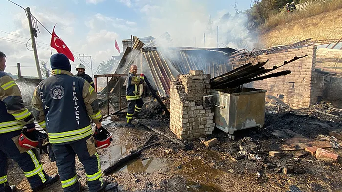 1721460007851.jpg İzmit'te köy evinin ahırında yangın! 13 hayvan telef oldu... - 2