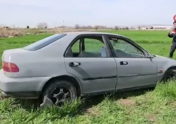Elazığ'da otomobil tarlaya uçtu: 3 yaralı