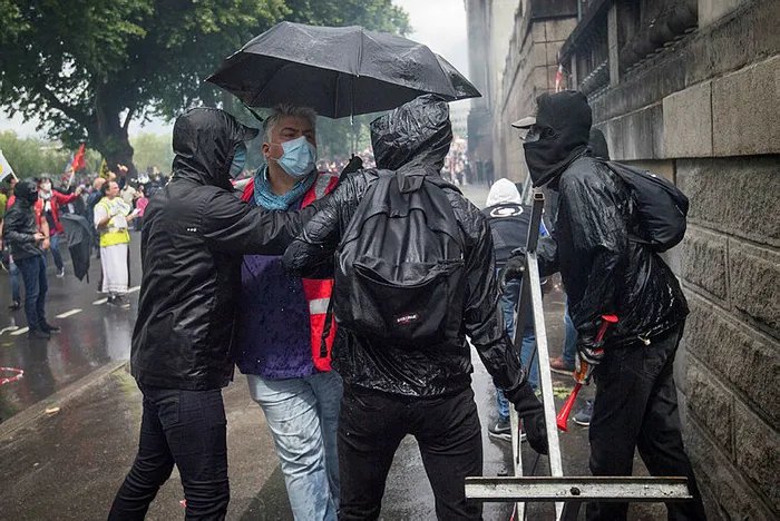 Fransa’da sağlık çalışanlarının protestosunda olay çıktı