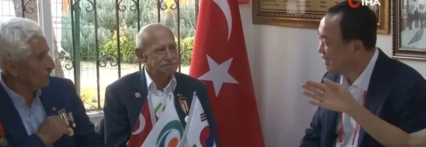 1659978301784.jpg Güney Kore'den Türkiye'ye gelen heyet Kore gazilerinin önünde yere kapandı! Hissettiğimiz tek şey minnet duygusu! O anlar sosyal medyada gündem oldu - 5
