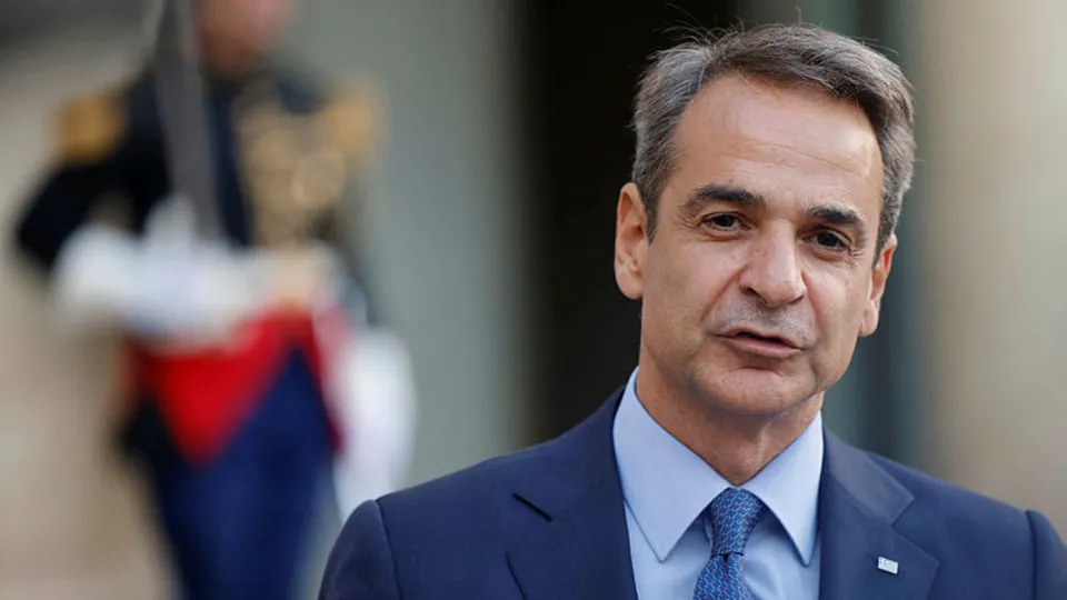 Fransa'nın eteklerine sarılan Yunan Başbakan Miçotakis'ten Türkiye'ye tehdit