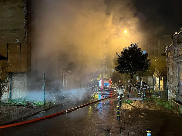 Büyükçekmece'de tarihi bina alev alev yandı - 2