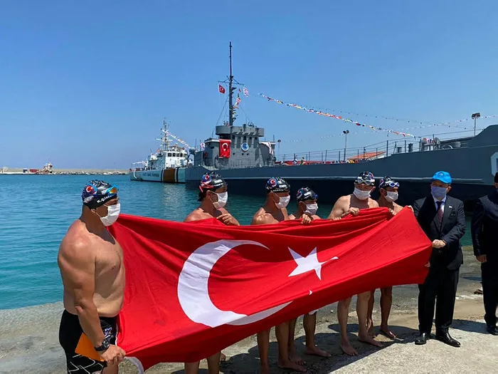 Eski Bakan Tüzmen ile 5 sporcu Mersin'den KKTC'ye yüzerek bayrak taşıdı - 1