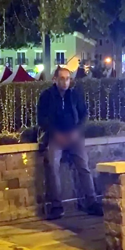 1641452385808.jpg Sokak ortasında skandal görüntü! Genç kızları izleyerek... - 1