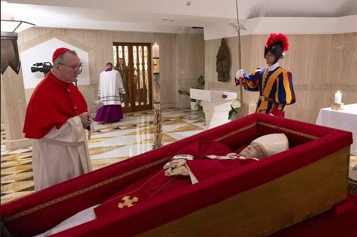 Vatikan Papa Francis’in tabuttaki görüntülerini paylaştı: Çarpıcı görüntüler...