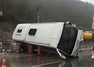Servis minibüsü refüjde asılı kaldı