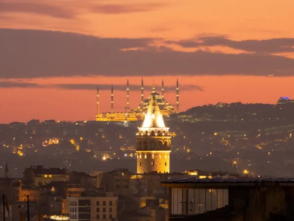 3u-bir-arada-camlica-cami-galata-kulesi-ve-hilalin-bulustugu-kare-mest-etti-1669014015154.jpg 3’ü bir arada: Çamlıca Cami, Galata Kulesi ve hilalin buluştuğu kare mest etti - 4